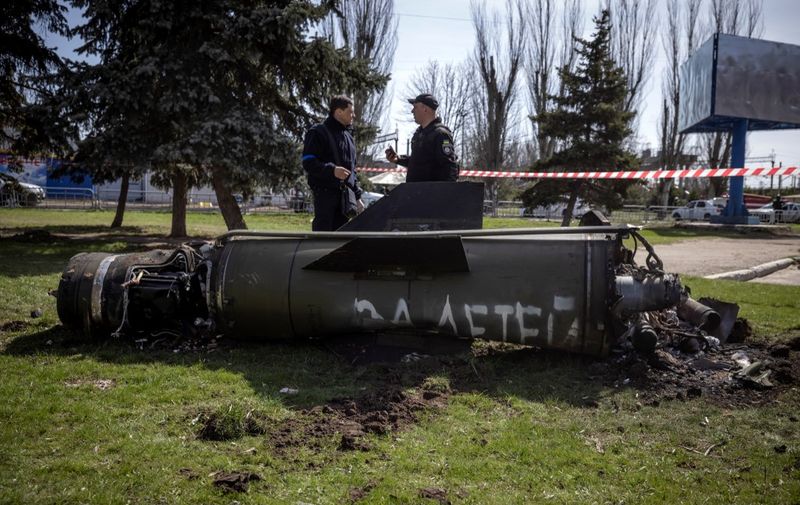 JEZIVA PORUKA NA RAKETI KOJA JE GAĐALA CIVILE NA KOLODVORU: ‘Ovo je poremećeno’, Ukrajinci u šoku kada su pročitali što piše