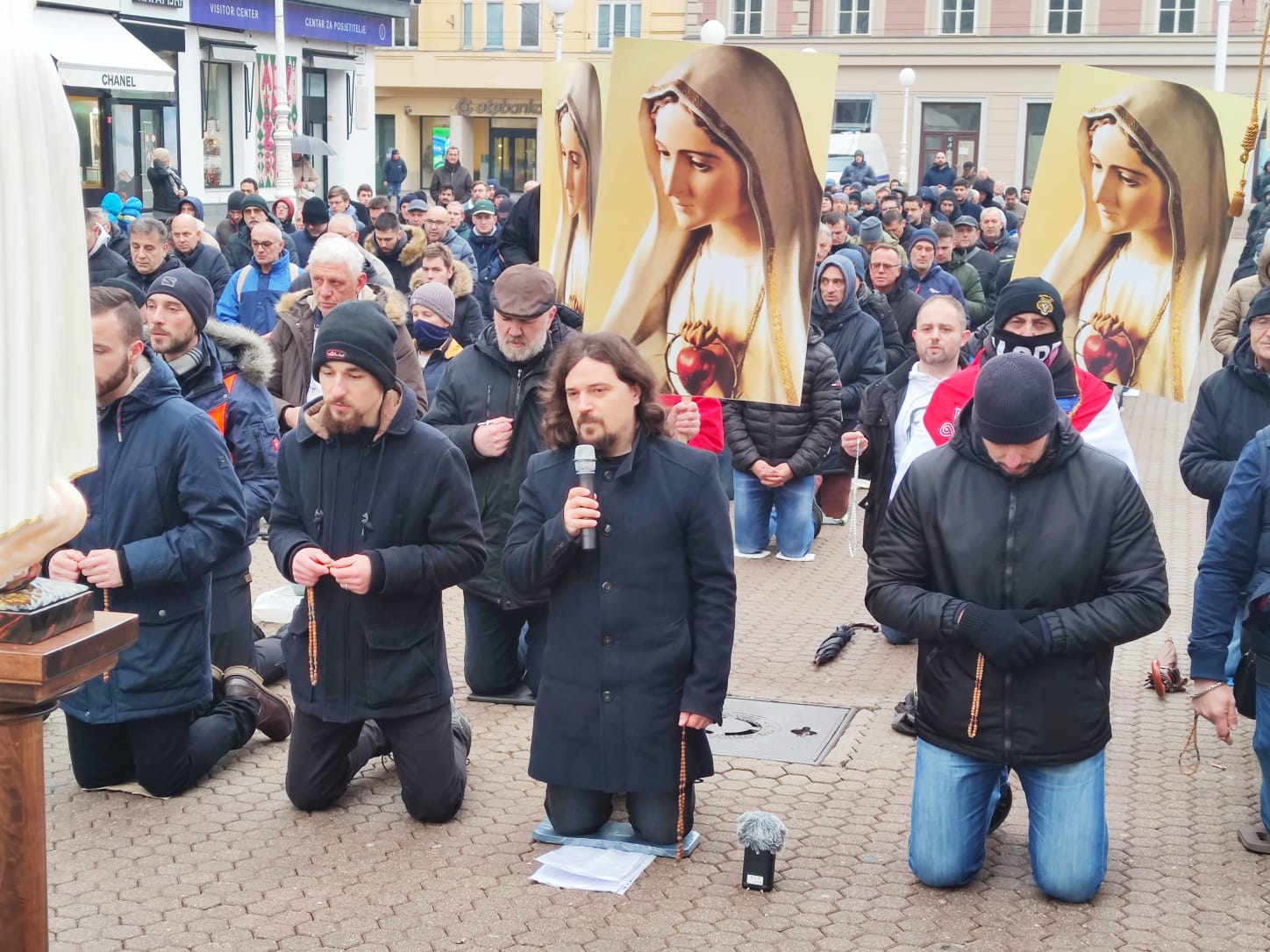 Kaznena prijava molitelja protiv Sanje Sarnavke zbog peticije o zabrani javne krunice