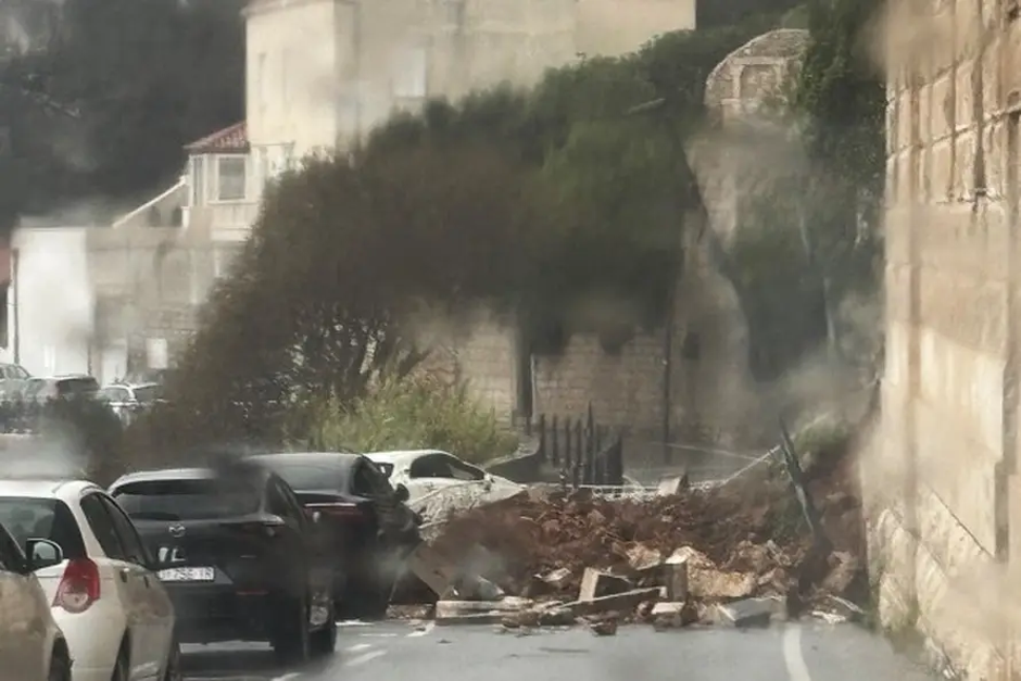 Urušavanje zida kuće blokiralo prometnicu u Dubrovniku: Srećom, bez ozlijeđenih