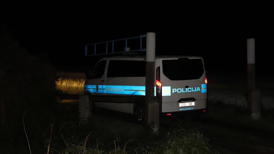 Sve zbog kosilice? Mladić (28) bori se za život nakon pucnjave