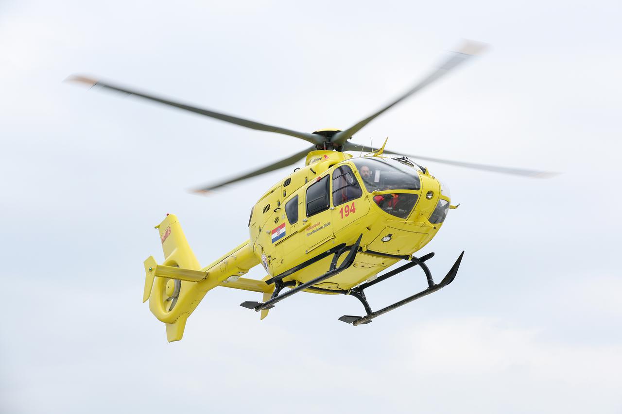 Teška prometna nesreća kod Nerezina: Ozlijeđen policajac, intervenirala hitna medicinska služba zračnim putem