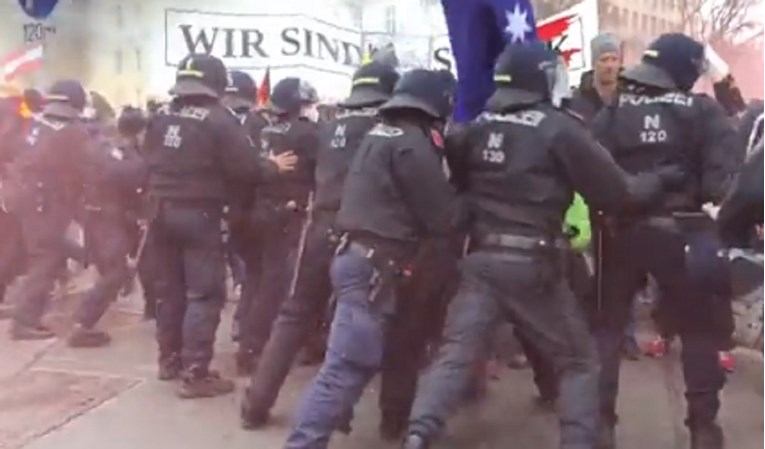 (VIDEO) AUSTRIJA SE DIGLA NA NOGE: Pobuna u Beču! Velik prosvjed protiv mjera, došlo do sukoba s policijom