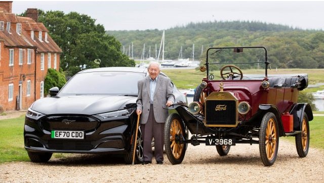 101-godišnjak vozio je Fordov Model T i Mustang Mach-E