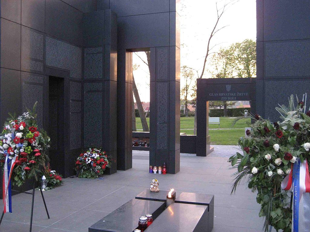 Potpredsjednik Vlade i ministar hrvatskih branitelja Tomo Medved predvodi izaslanstvo Vlade na polaganju vijenaca na Gradskom groblju Mirogoj povodom obilježavanja Dana pobjede i domovinske zahvalnosti i Dana hrvatskih branitelja