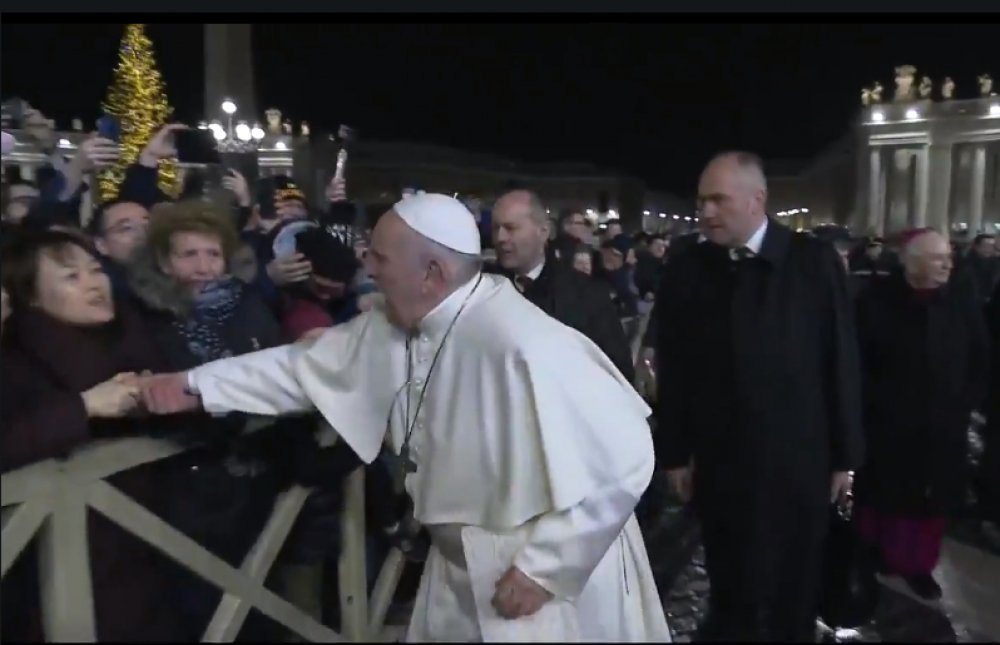 Nakon incidenta s udaranjem žene po ruci, Papa poljubio časnu sestru