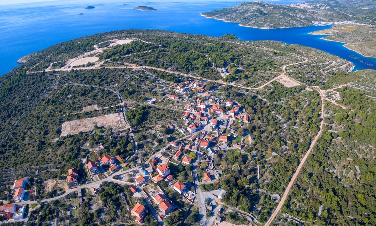 Strašna nesreća u uvali: 40-godišnjak poginuo kada se na njega prevrnuo bager