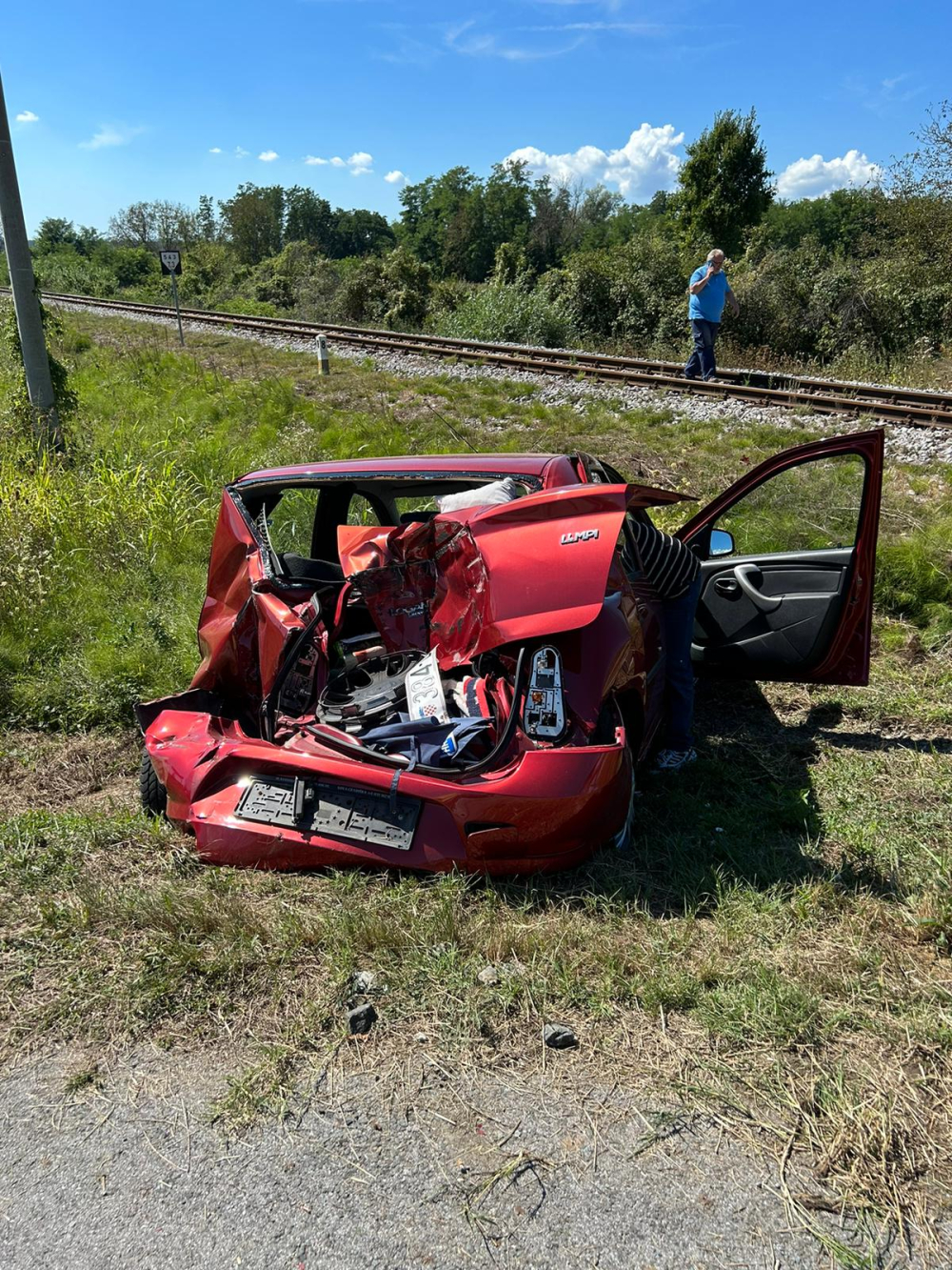 Prometna nesreća na pružnom prijelazu kod Trenkova: Više ozlijeđenih u sudaru vlaka i osobnog vozila