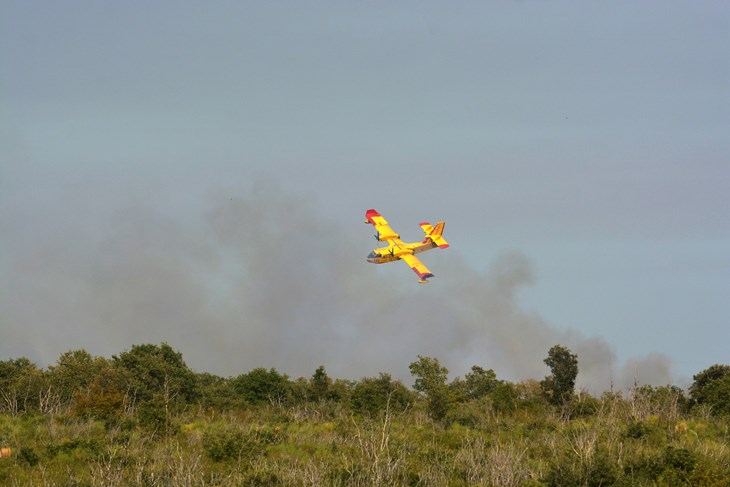 Požar kod Knina i dalje aktivan