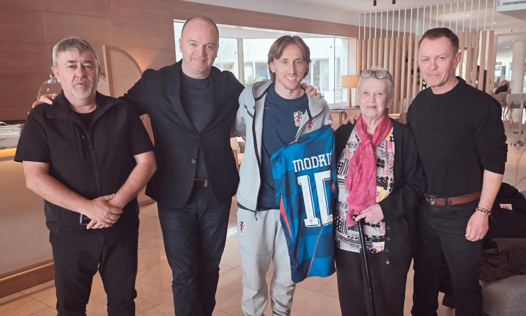 Luka Modrić darovao dres majci heroja Vukovara Jean-Michela Nicoliera