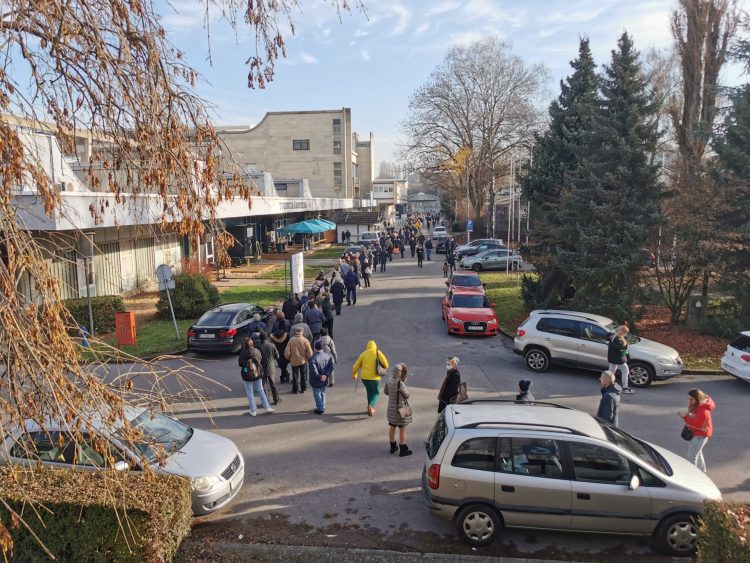 OPET NAVALA NA CIJEPLJENJE: Gužve na velesajmu