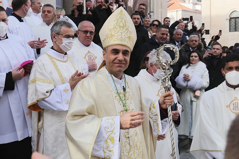 'NEKA NAM NIŠTA NE BUDE VAŽNIJE OD KRISTA' Uz suze radosnice i gromoglasni pljesak zaređen novi biskup dubrovački mons. Roko Glasnović (FOTO/VIDEO)