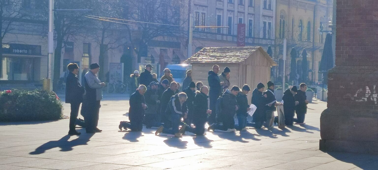 Branimir Glavaš: "Mjesto za molitvu je u Crkvi, ili u vlastitom domu ...", Molitelj: "Razočaran sam u vaše mišljenje i svjetonazor i s pravom sumnjam u vaše ‘domoljublje’.”