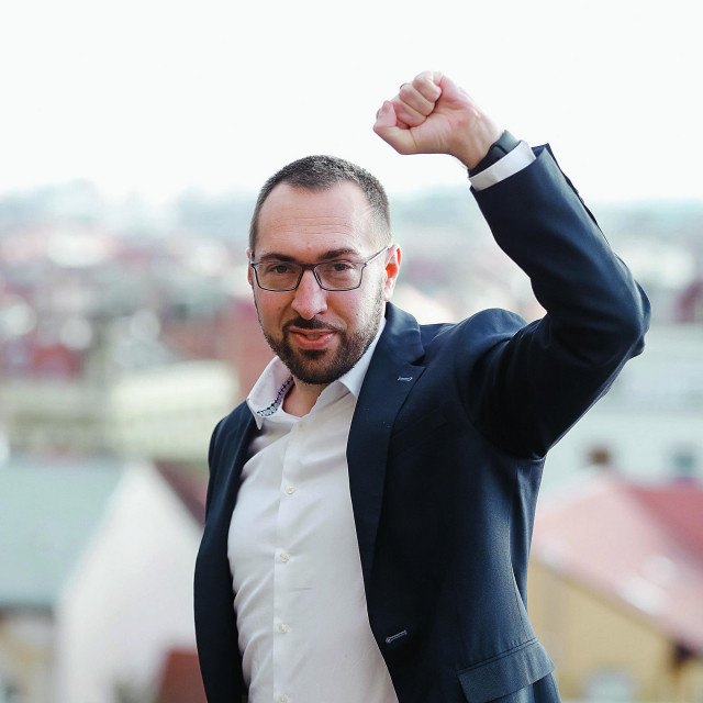 Mi smo politički nepismen narod, zato kod nas prolazi sve, pa i lažno predstavljanje, nerealna obećanja, floskule, parole…