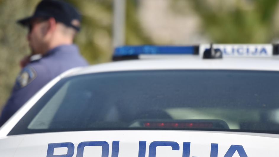 Iznuđivali su novac od žene i pucali joj po kući, sud ih pustio