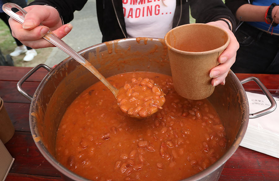 Mladen Pavković: Sindikati su 1.svibnja pretvorili u „borbu“ za porcije besplatnog graha!