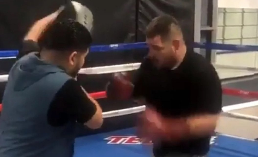 VIDEO Ovo je boljelo: Kroše Andyja Ruiza slučajno završio na bradi njegova trenera