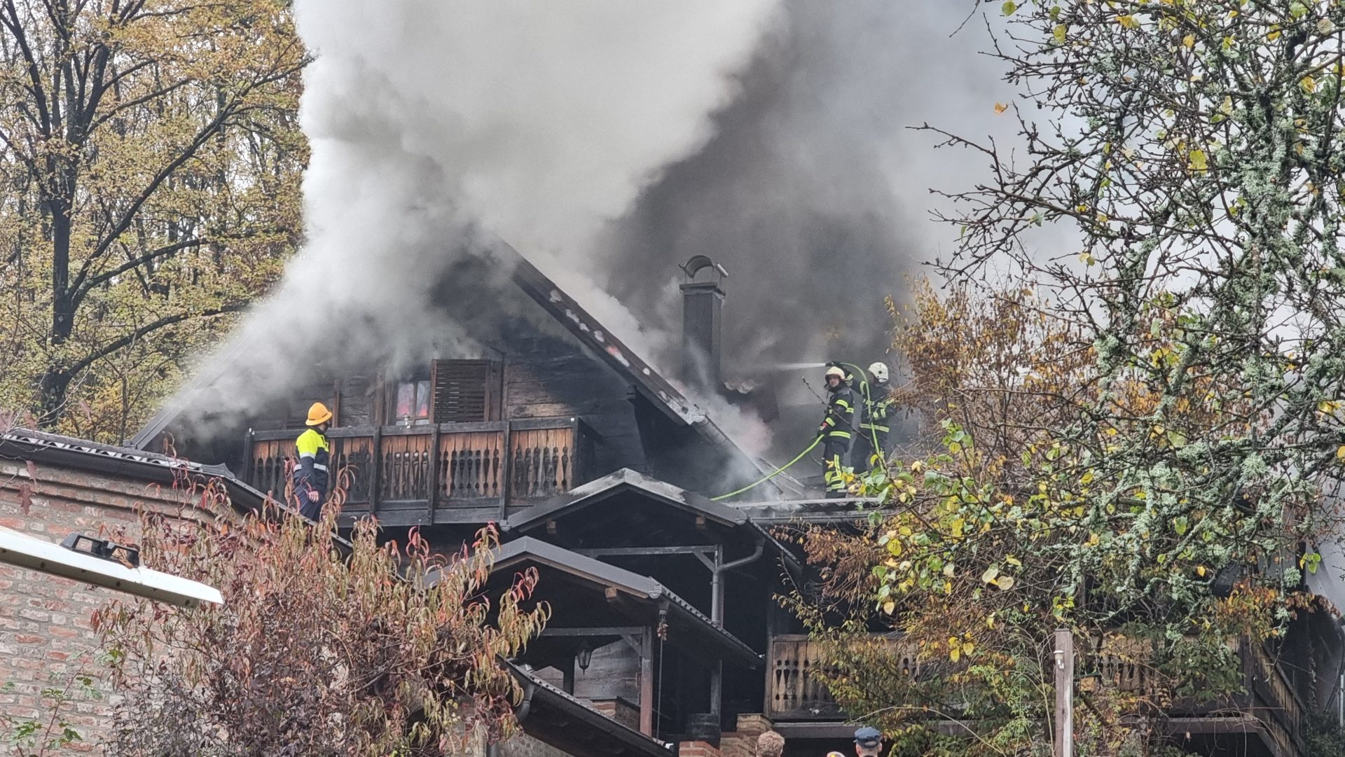 Borba s vatrenom stihijom: Gori turistički kompleks iznad Buka