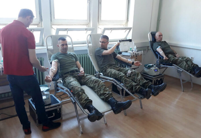 AKCIJA DRAGOVOLJNOG DARIVANJA KRVI: U vojarni u Vinkovcima 93 pripadnika Gardijske oklopno-mehanizirane brigade dalo krv