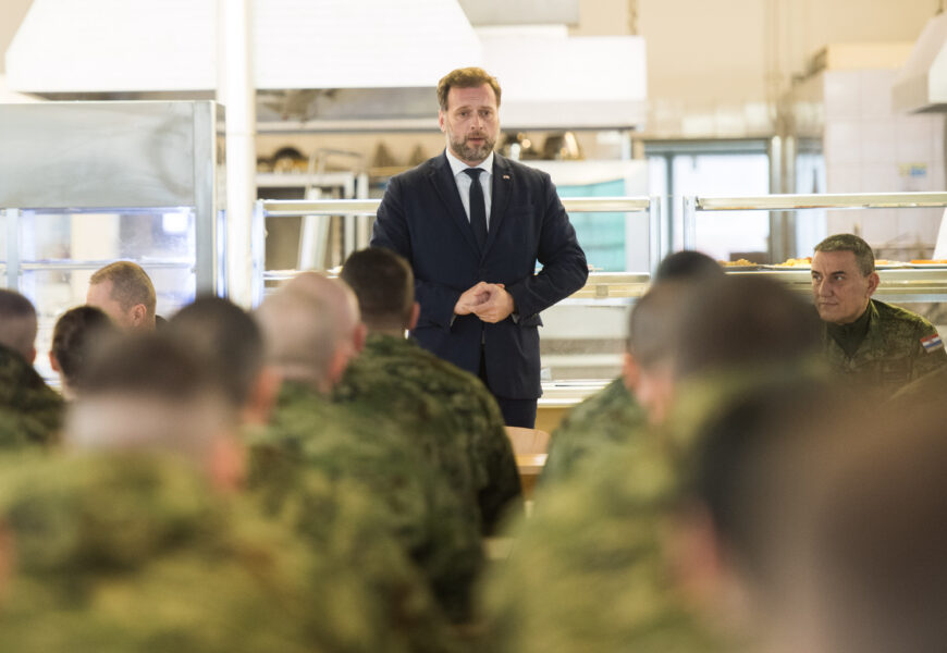 Ministar Banožić s pripadnicima HV-a uoči odlaska u NATO aktivnost u Litvu