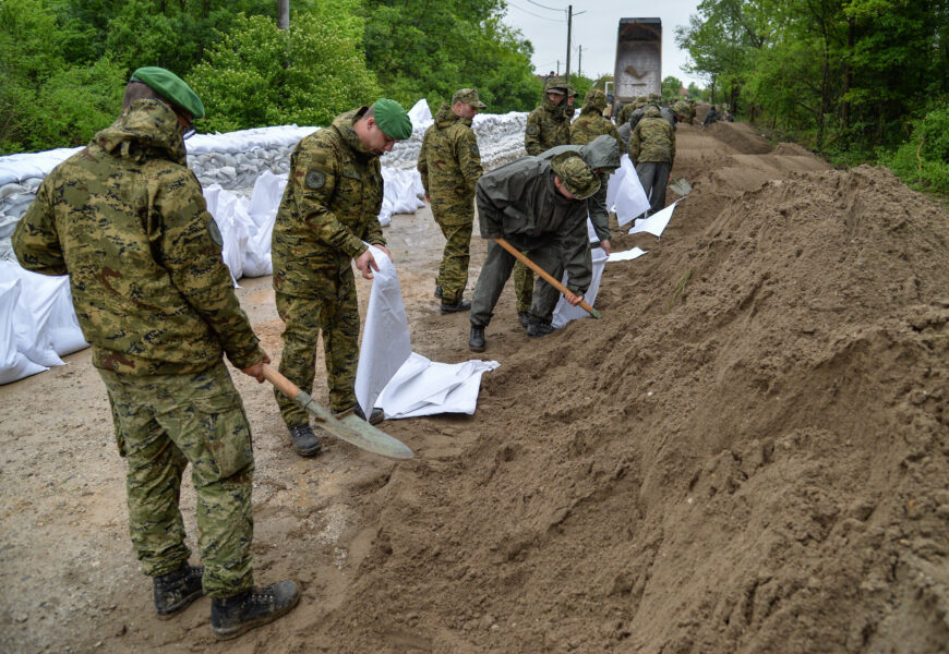 Ministar Banožić povisio naknade vojnicima angažiranim na poplavama za 100%
