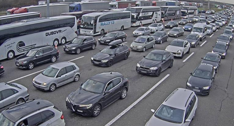 Sudari i ogromne gužve: Kod Jankomira kolona 5 km, na Bajakovu 11 km. Čeka se 12 sati!