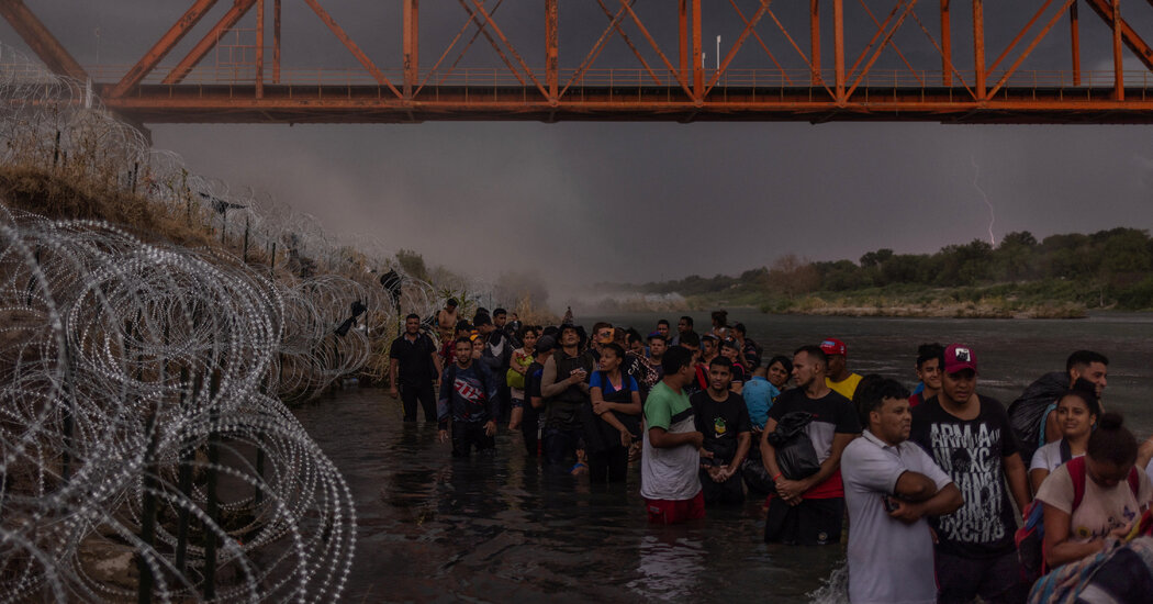 Žilet žica, prkos i utapanja: U Texasu je situacija sve napetija. Guverner ignorira Joea Bidena