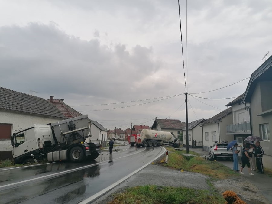 Zbog nesreće zatvoren promet Podravskom magistralom: Sudjelovala dva kamiona i automobil, vozač kamiona ozlijeđen