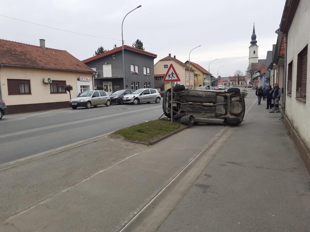 Prometna nesreća u Pitomači: Osobni automobil završio na boku, vozač ozlijeđen