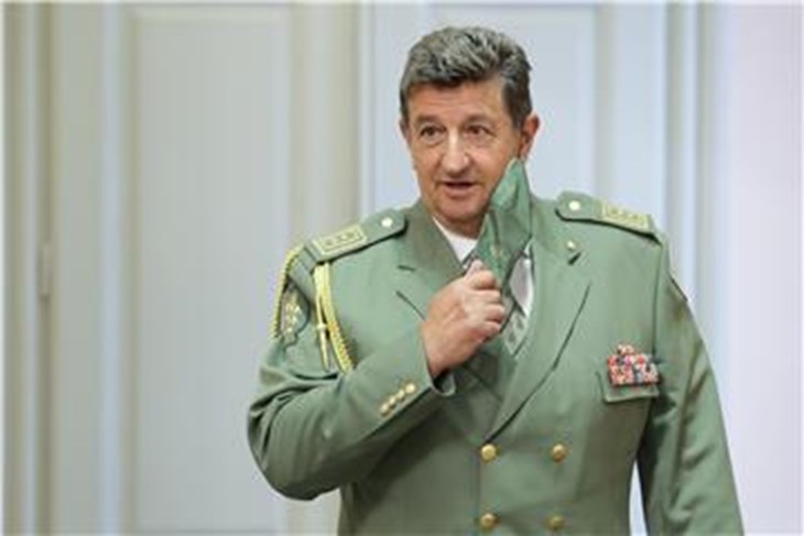 Umirovljeni general Željko Sačić kao bivši djelatnik hrvatske policije, javno je stao u obranu suspendiranih djelatnika policije vezano za aferu "batinjanje" imigranata