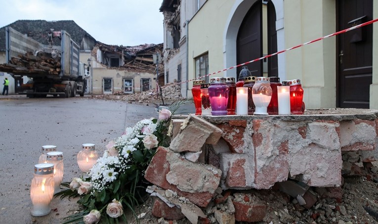 U Petrinji poginuo muškarac, pao je s krova