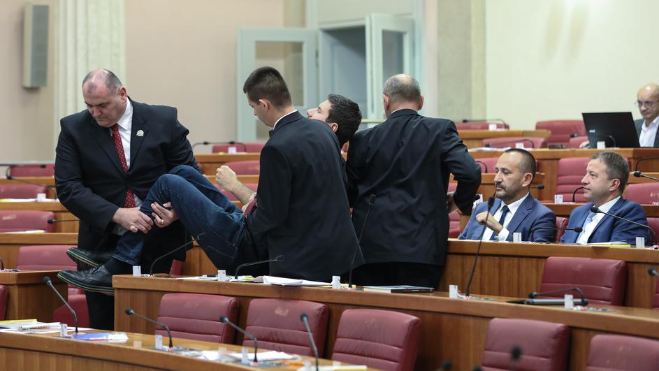 Opet izbacili Pernara iz sabora: 'Vi ste već najavili svoj show...'
