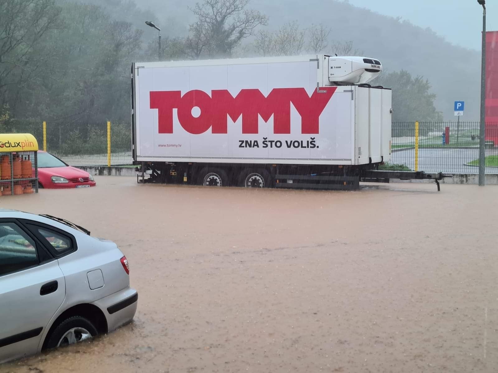 APOKALIPTIČNI PRIZORI S JADRANA: Poplava kakva se ne pamti! Potopljeni autobusi i automobili, voda prodire svuda