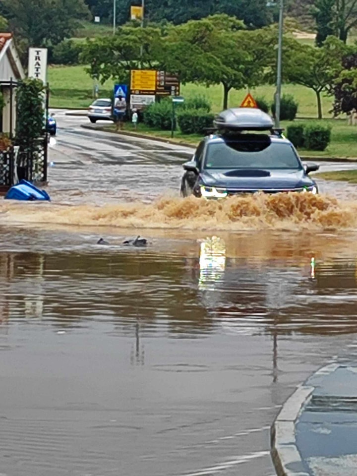 Više od 30 intervencija vatrogasaca: Nevrijeme stvorilo kaos na području Umaga i Poreča, kod Šibenika se na plažu nasukala jedrilica
