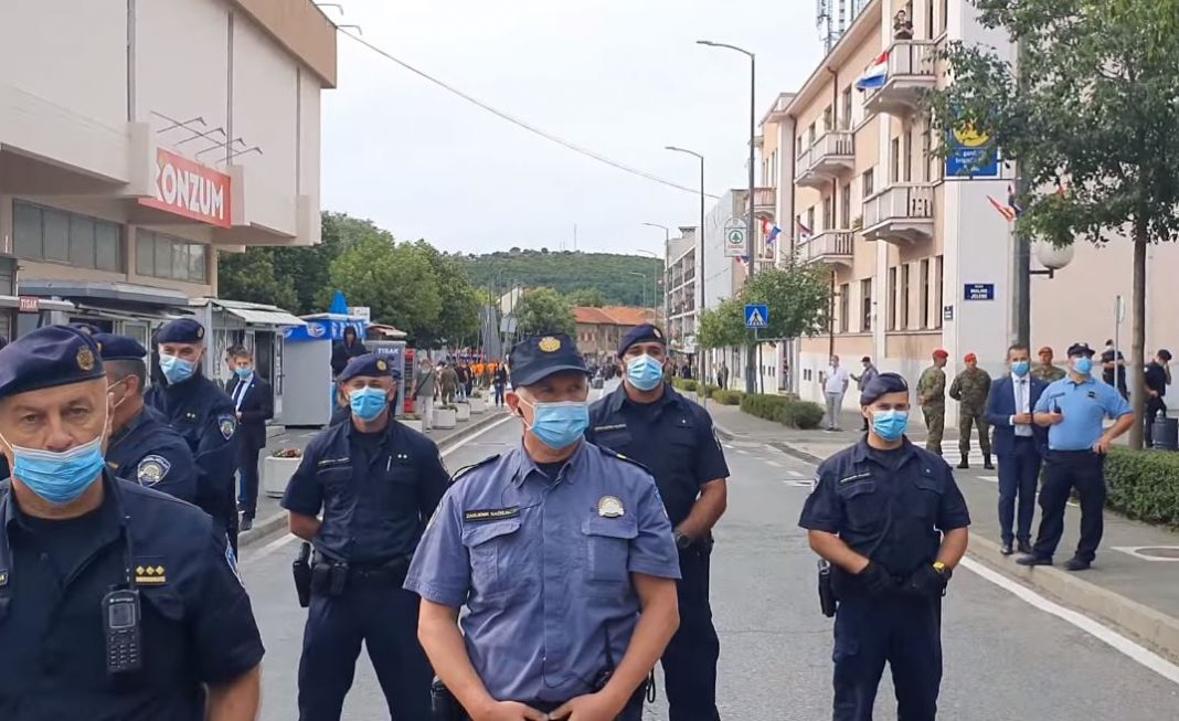 KNIN VRVI POLICIJOM: Branitelji ogorčeni ”Kao da je rat, tu su specijalci, policajaca na svim stranama”