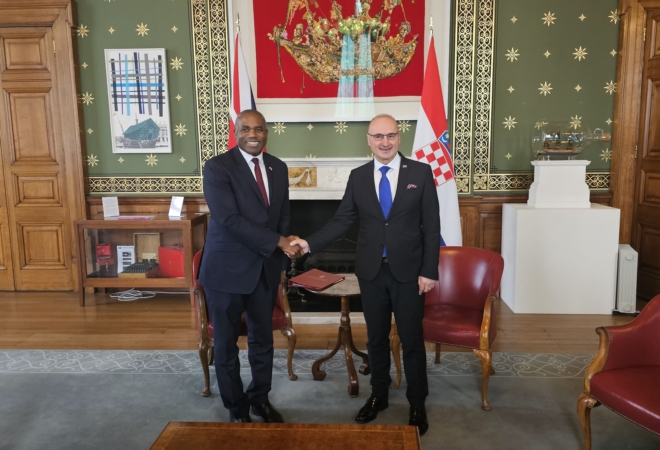 Grlić Radman opet ulovljen u neugodnom trenutku: Britanski ministar nije se ni snašao