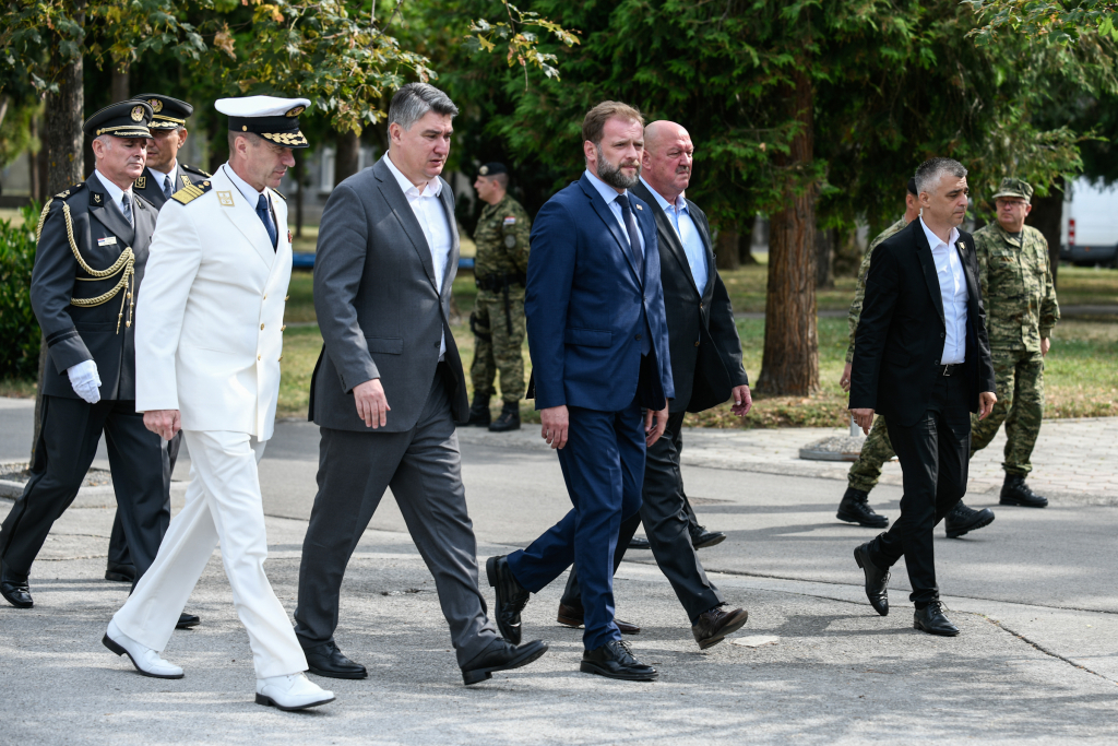 Milanović dočekao Banožića pred vojskom: Jednu stvar je morao napraviti za predsjednika