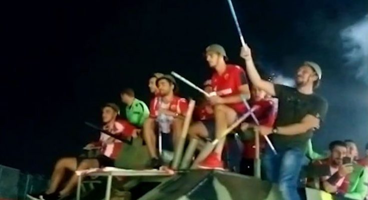 Igrači Zvezde na tenku, sa šljemovima i uz četničke pjesme paradirali Beogradom