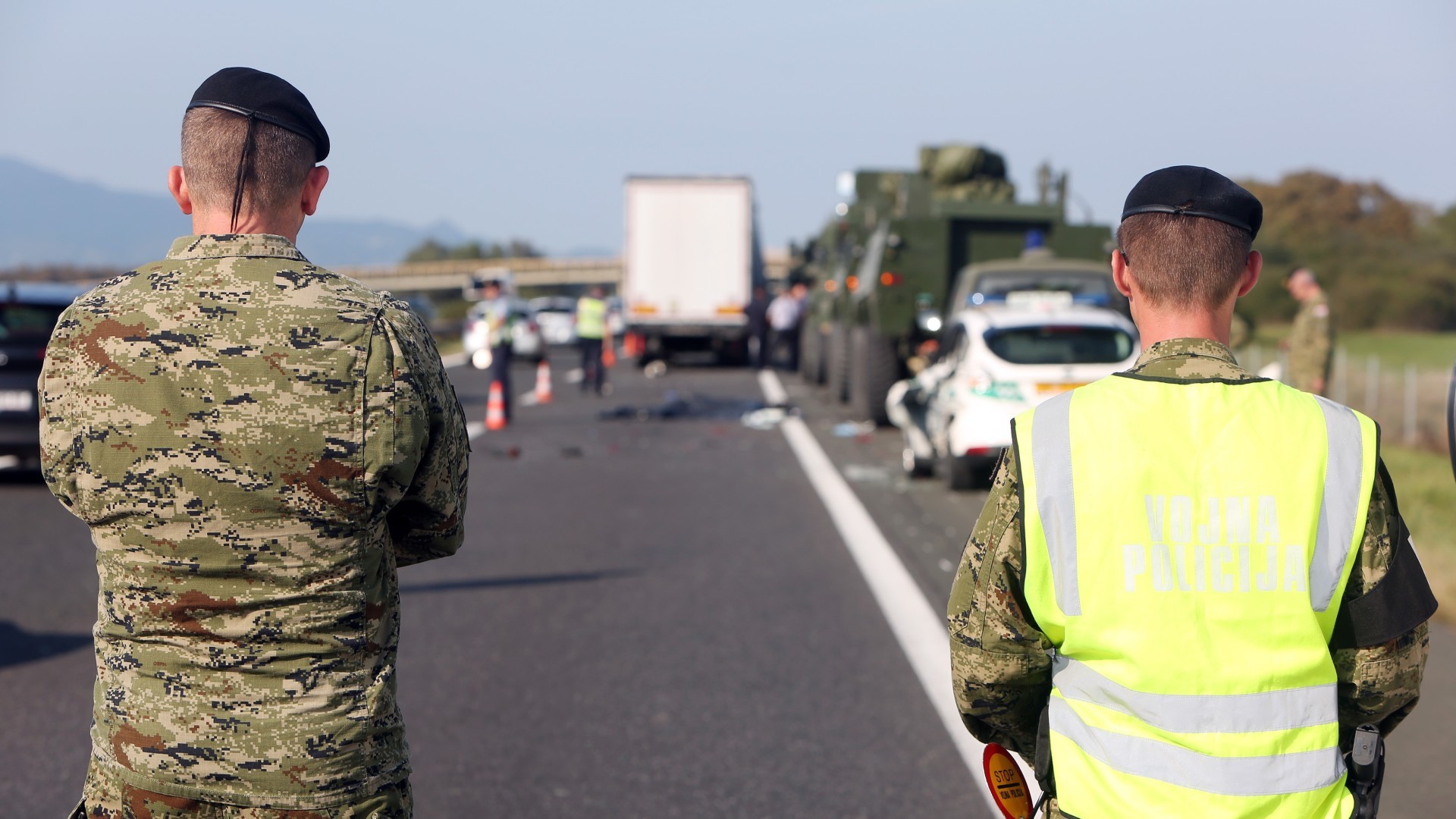 Policija objavila detalje nesreće u kojoj je poginuo mladi vojnik: Kamion na zaustavnom traku udario u dva vojna vozila