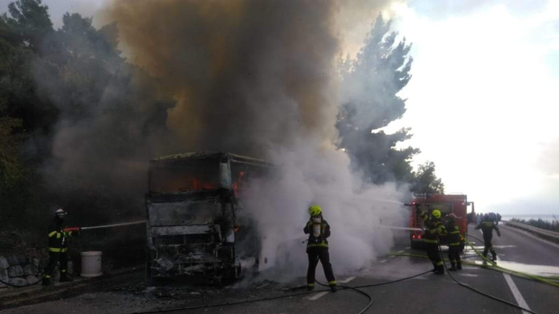 Autobus pun turista zapalio se kod Makarske: Vozilo u potpunosti izgorjelo, vatrogasci su još na terenu