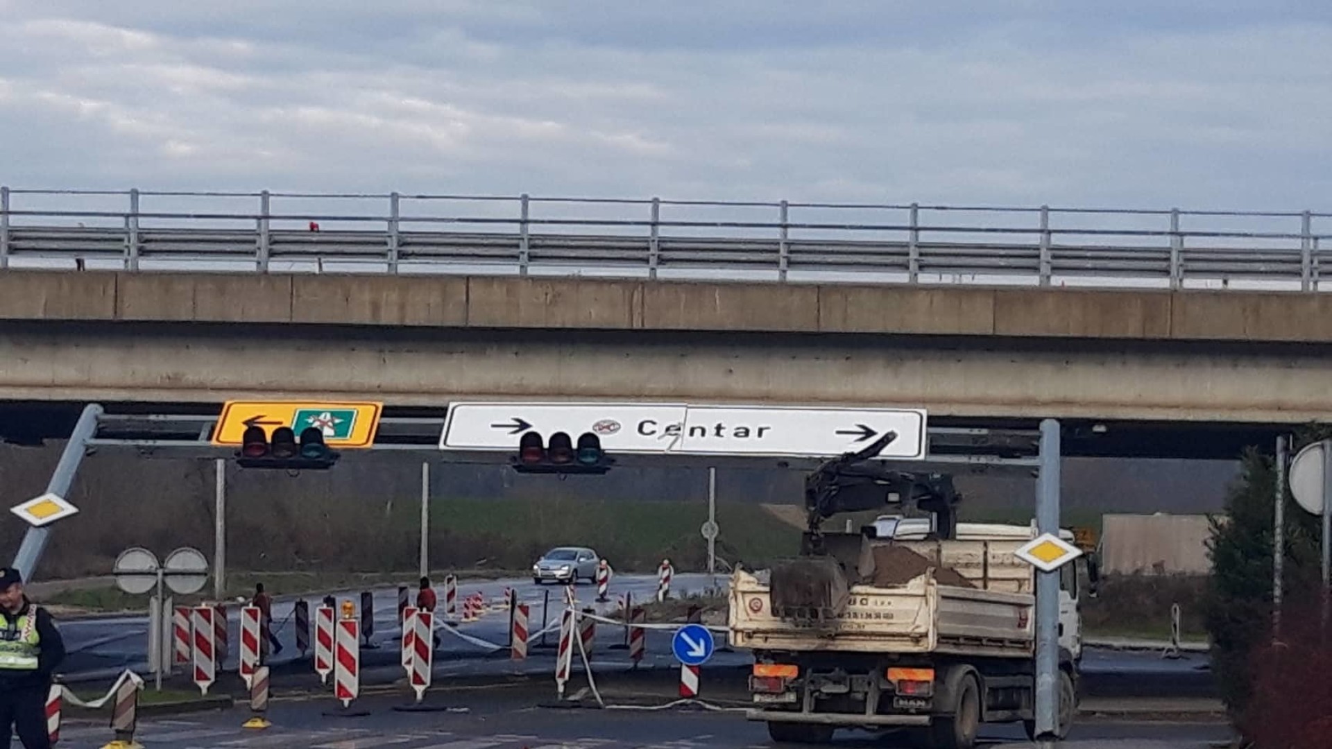 Bizarna nesreća u Zagrebu: Kamion zapeo za semafor pa se zaglavio, policija za sav promet zatvorila izlaz iz Laništa