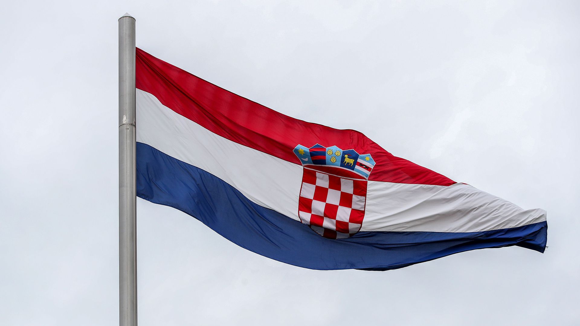 Mladić u Petrinji zapalio hrvatsku zastavu pa zaradio kaznenu prijavu