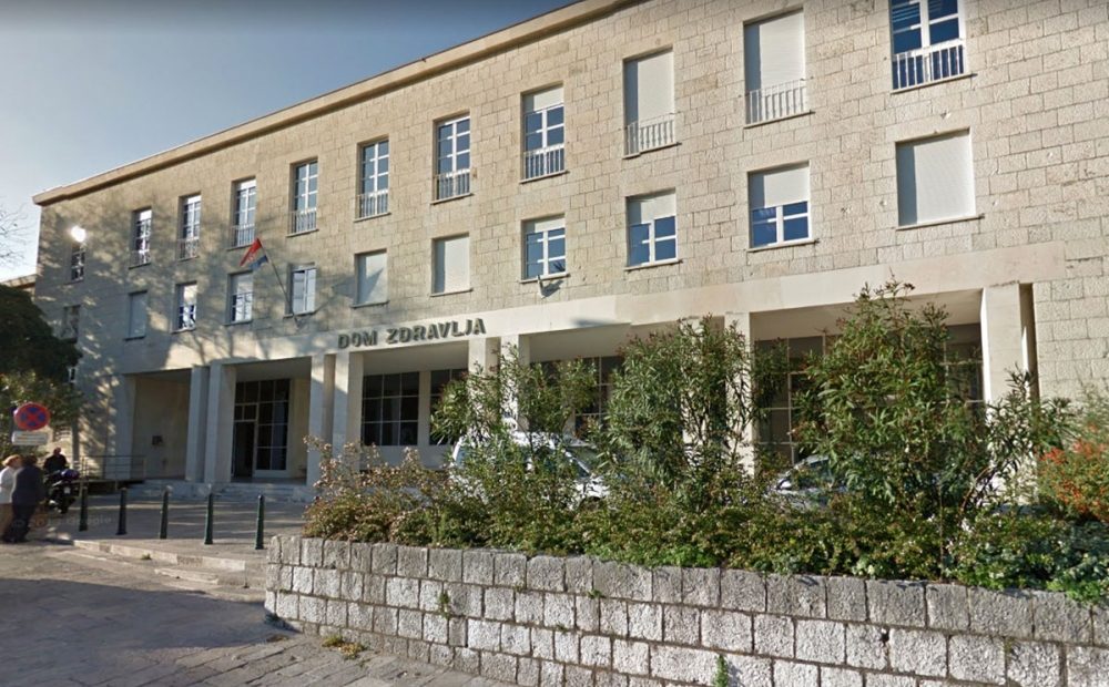 SKANDAL NA PEDIJATRIJI: ODBILI PREGLEDATI BOLESNO TROGODIŠNJE DIJETE BEZ PCR TESTA!