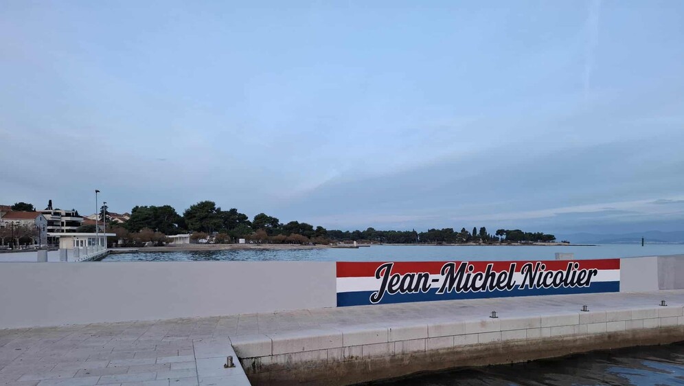 Uklonjen dio murala u Supetru s obilježjima HOS-a te grbovima Vukovara i Škabrnje