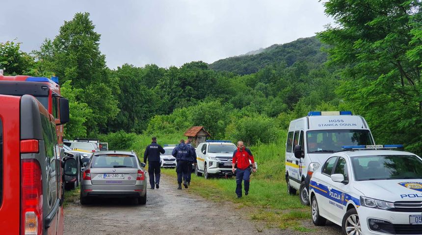 Helikopterom izvučena olupina srušenog zrakoplova kod Slunja