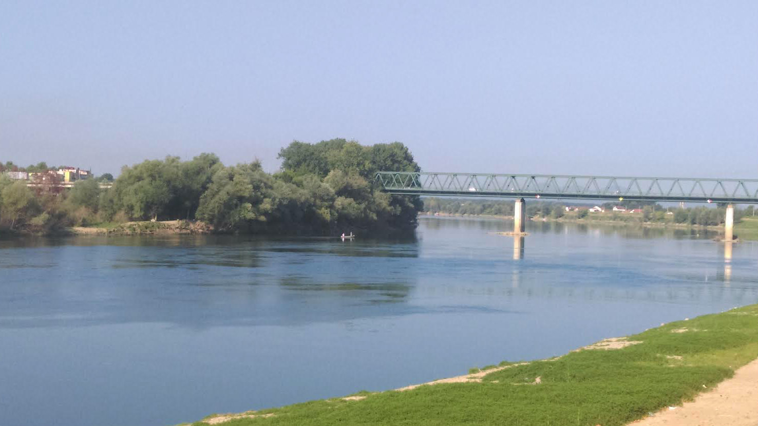 Tragedija kod Slavonskog Broda: Prevrnuo se čamac s tri osobe, traga se za muškarcem