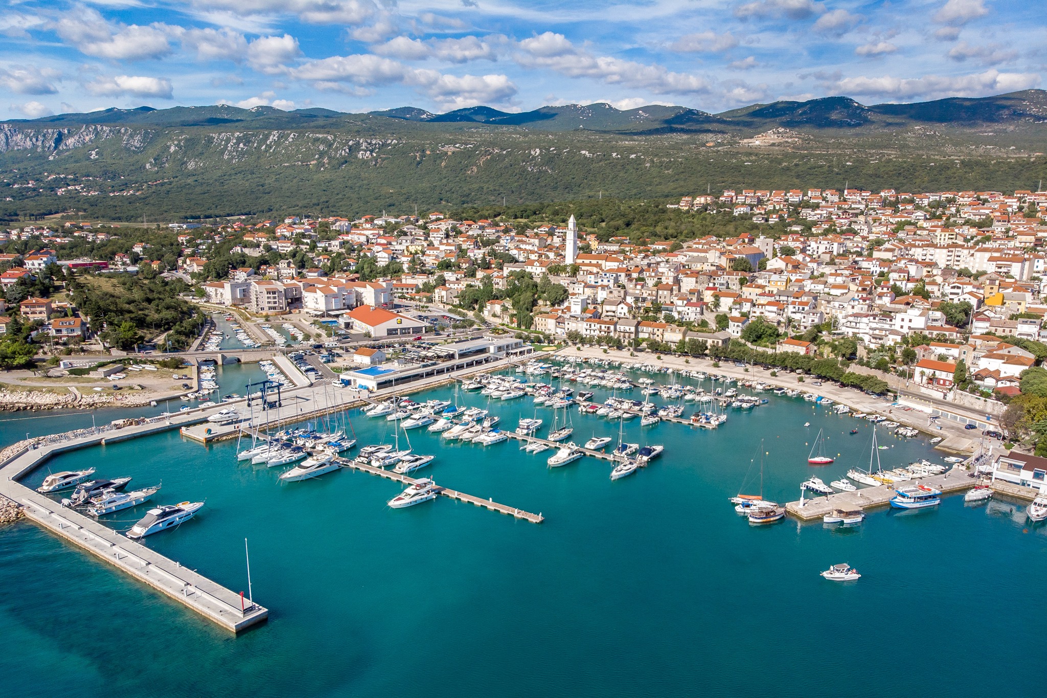 Novi Vinodolski: Kombi pun migranata se zabio u kamion