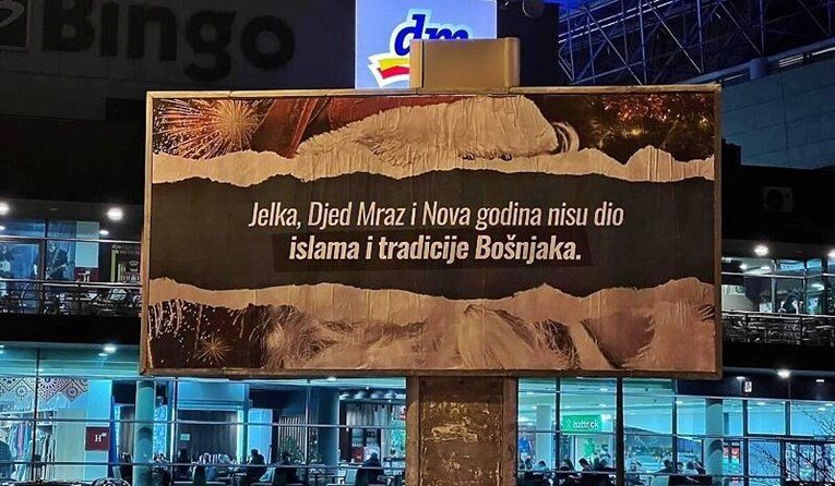 (FOTO) IPAK IMA NADE ZA DJEDA MRAZA U BiH? Već su prebojali plakat koji je podigao buru