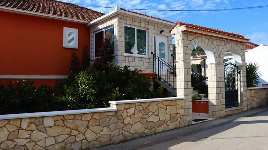 Novi detalji užasa na Korčuli: Nakon što je ubio majku, na ulici je krvav napadao ljude