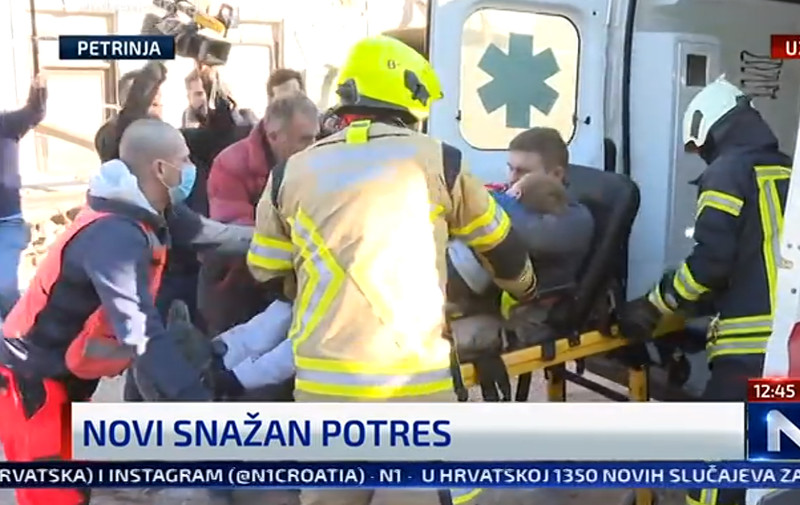 U Petrinji se na auto srušila kuća, iz njega spašeno dijete