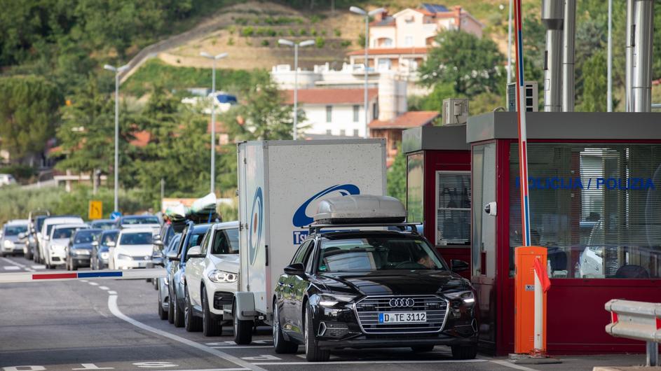 Gužve na granicama: Za ulazak u Hrvatsku čekaju i do sat i pol